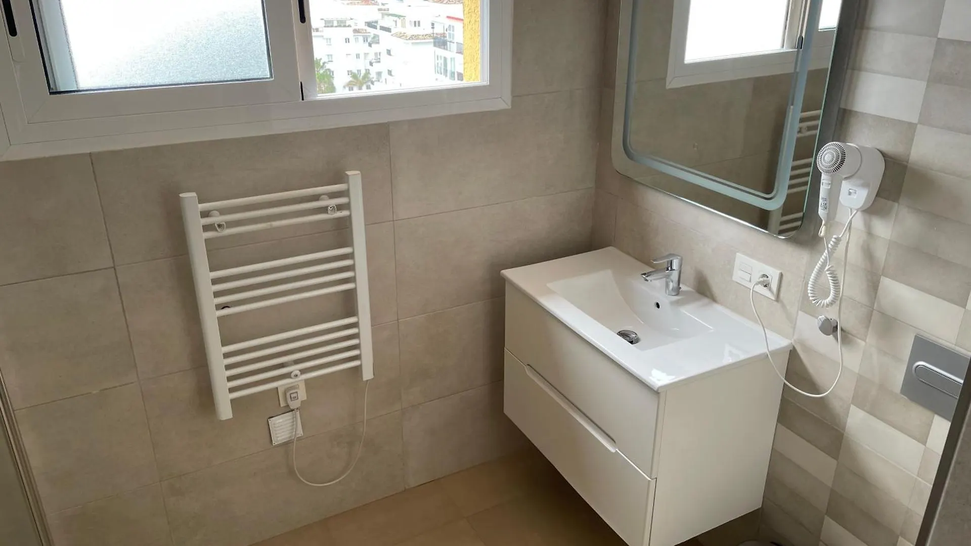 Sitio de Calahonda Estudio Romantico En Primera Linea Con Vistas Directas Al Mar דירה